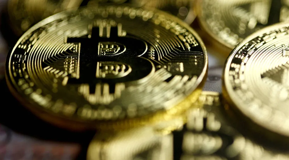 مجسمات لعملات البيتكوين المشفرة (أرشيفية - رويترز)