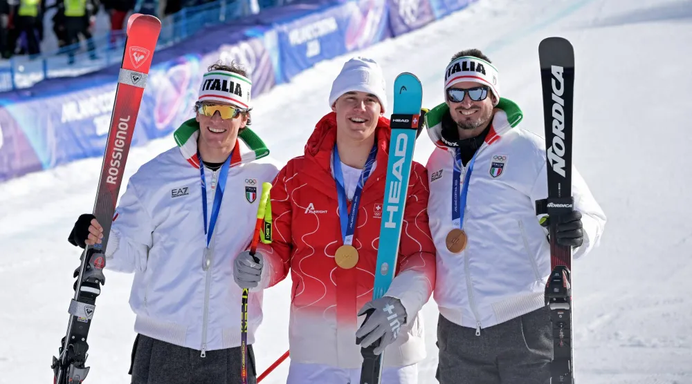 المتوج بالميدالية الذهبية السويسري فرانيو فون ألمان يحتفل على منصة التتويج (رويترز)