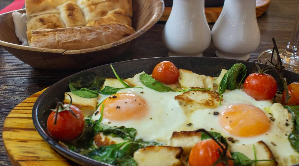 البيض بالشيري توميتو