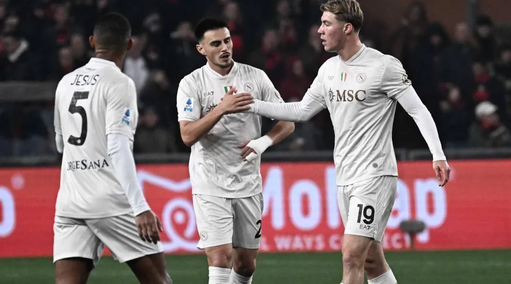 راسموس هويلوند لاعب نابولي يحتفل مع زملائه بعد تسجيله هدفاً خلال مباراة فريقه أمام جنوى (إ.ب.أ)