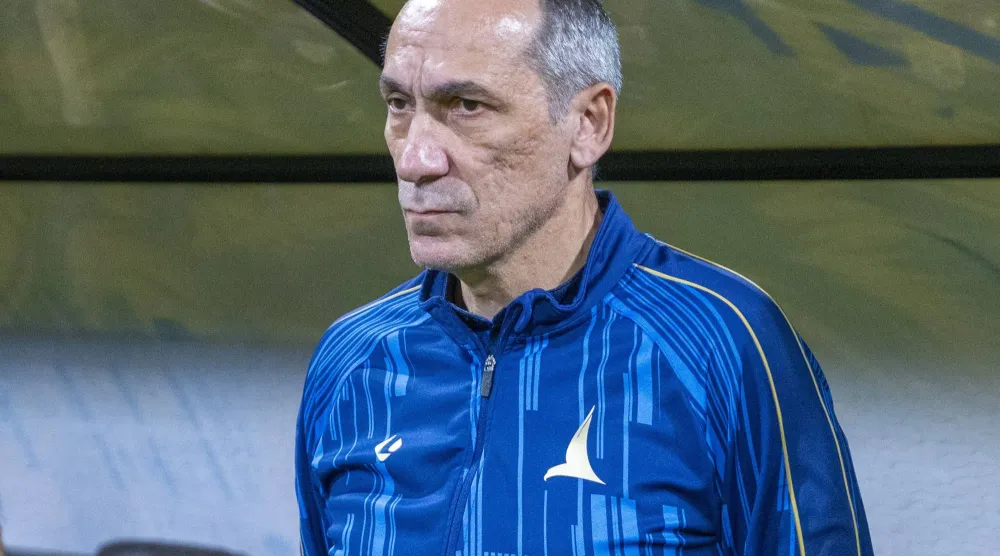 اليوناني دونيس مدرب فريق الخليج (تصوير: سعد الدوسري) 