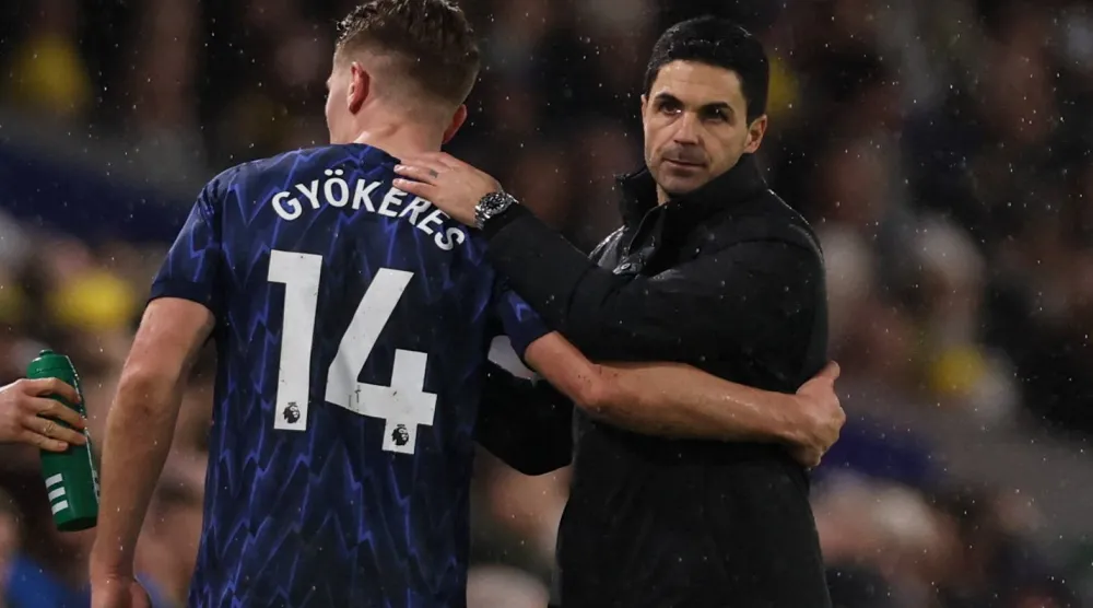 ميكيل أرتيتا وفيكتور جيوكيريس (رويترز)