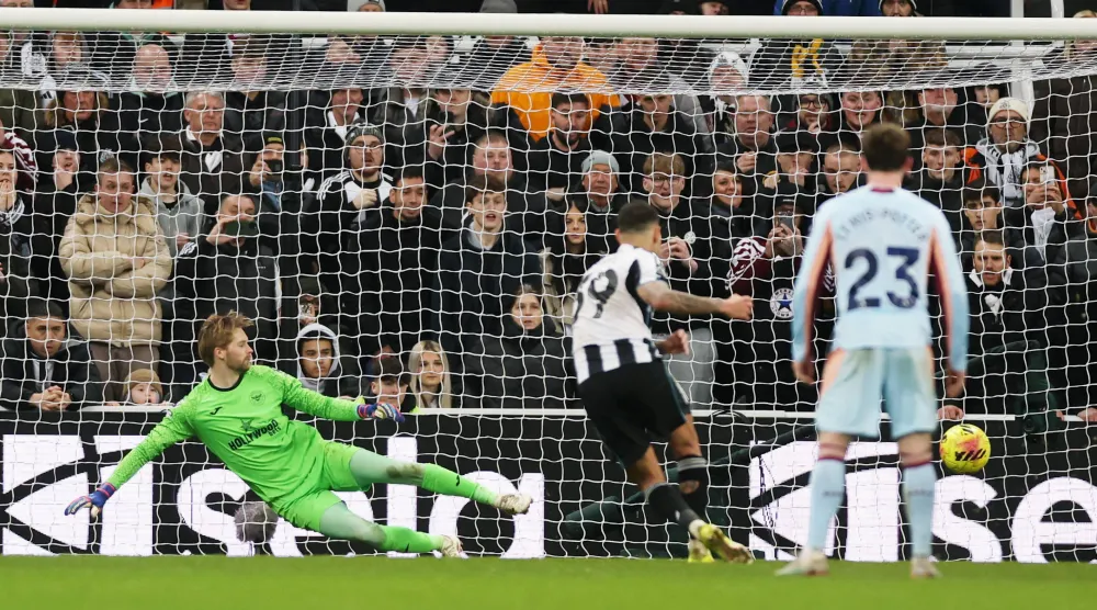 برونو جيمارايش لاعب نيوكاسل يونايتد يسجل الهدف الثاني لفريقه من ركلة جزاء (رويترز)