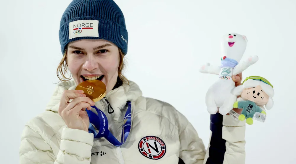 المتوَّجة بالميدالية الذهبية النرويجية آنا أودينه ستروم خلال حفل تتويج منافسات القفز التزلجي للسيدات (رويترز).