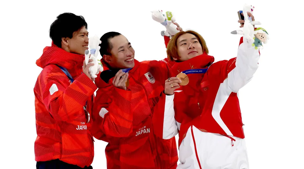 الحائز على الميدالية الذهبية الياباني كيرا كيمورا والفضية الياباني ريوما كيماتا والبرونزية الصيني سو ييمينغ (إ.ب.أ)