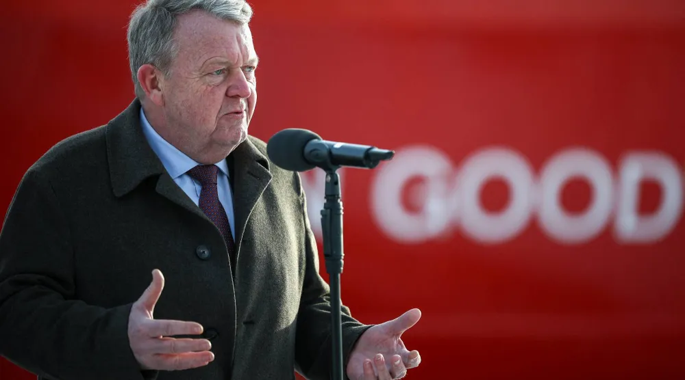 وزير الخارجية الدنماركي لارس لوكه راسموسن يتحدث خلال مؤتمر صحافي في غرينلاند (رويترز)