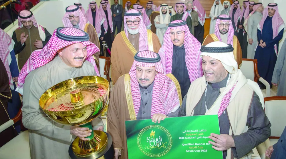 
جانب من تكريم أمير منطقة الرياض لمدرب الجواد مهلي الذي يملكه الشيخ عبد الله حمود الصباح (نادي سباقات الخيل)