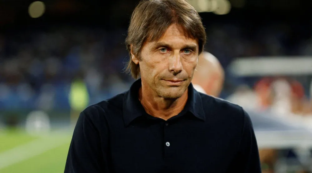 أنطونيو كونتي المدير الفني لفريق نابولي (رويترز).