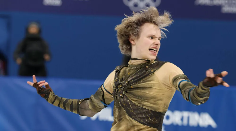 الأميركي إيليا مالينين يؤدي عرضه خلال برنامج الفردي القصير للرجال ضمن منافسات التزلج الفني للفرق (د.ب.أ).