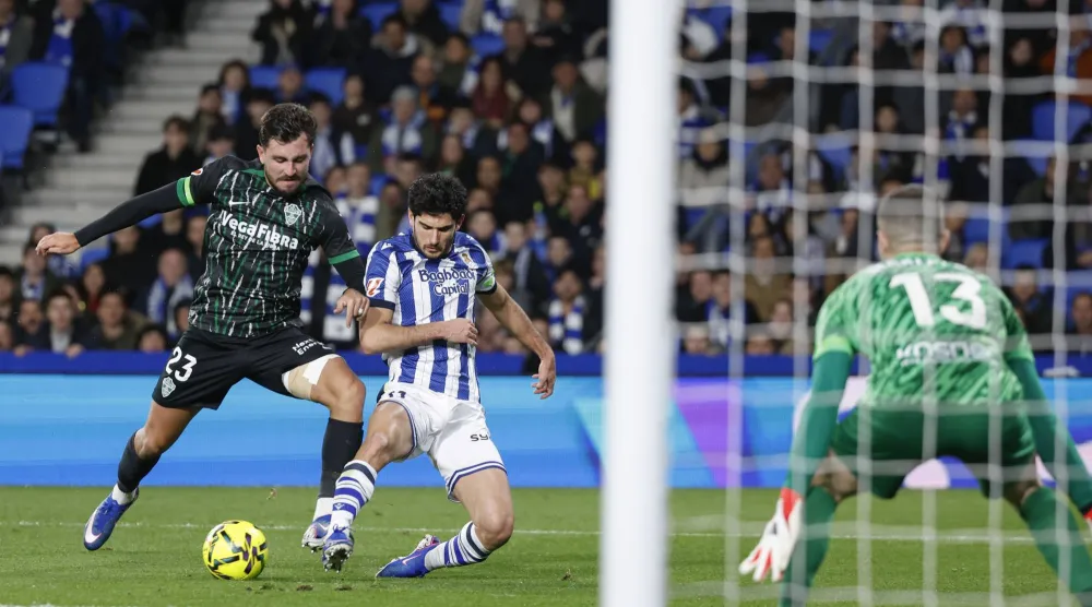 غونسالو غيديش، مهاجم ريال سوسيداد وفيكتور تشوست لاعب إلتشي خلال التحام بينهما (إ.ب.أ).