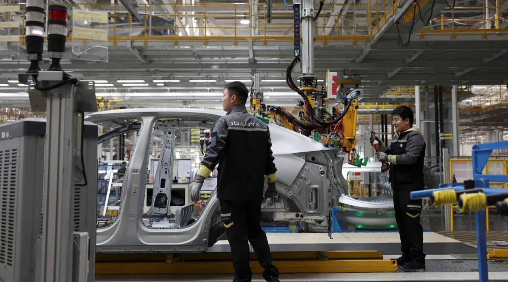 عاملون في أحد المصانع بمدينة خفي في مقاطعة أنهوي الصينية (أرشيفية - رويترز)