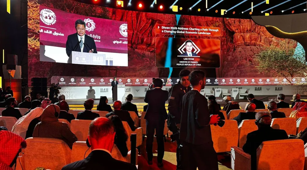 وزير المالية الصيني متحدثاً في مؤتمر العلا (الشرق الأوسط)