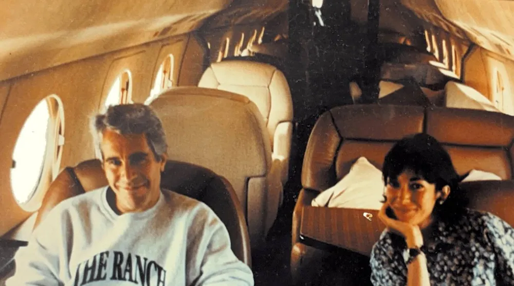 جيفري إبستين وغيلين ماكسويل على متن طائرة خاصة في صورة أفرجت عنها وزارة العدل الأميركية بواشنطن (رويترز)