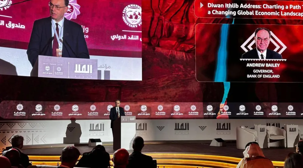 محافظ بنك إنجلترا أندرو بيلي متحدثاً في النسخة الثانية من «مؤتمر العلا للاقتصادات الناشئة» (الشرق الأوسط)