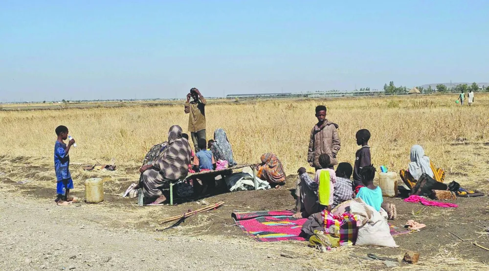 نازحون سودانيون بالعراء بعدما فروا من بلدة هجليج التي سيطرت عليها «قوات الدعم السريع» بغرب السودان إلى مدينة القضارف في الشرق 26 ديسمبر 2025 (أ.ف.ب)