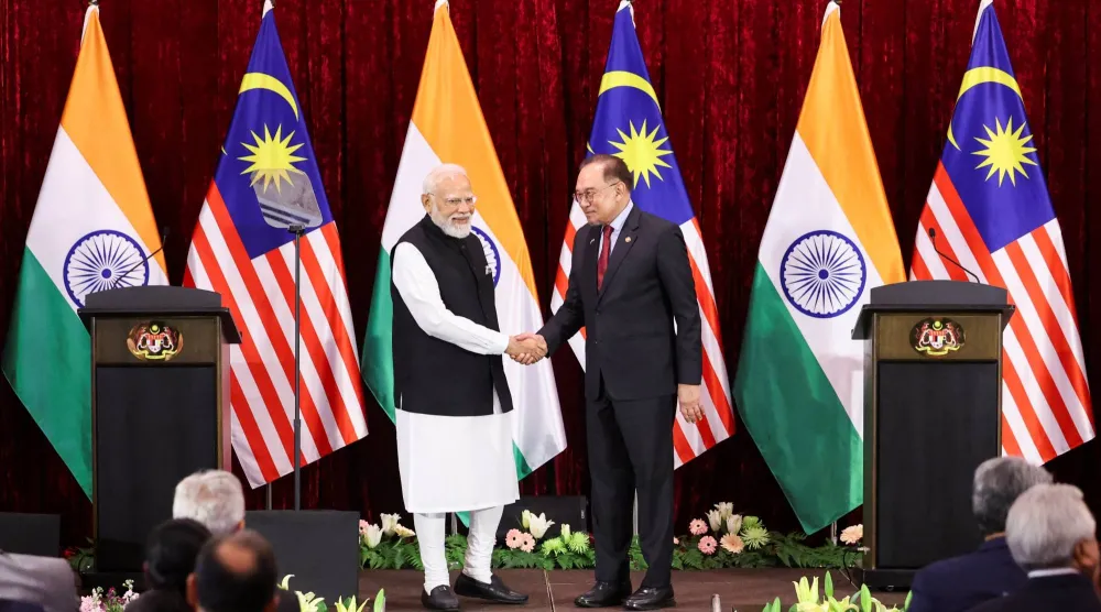 رئيس الوزراء الهندي ناريندرا مودي يصافح نظيره الماليزي أنور إبراهيم خلال مؤتمر صحافي في ماليزيا 8 فبراير 2026 (رويترز)