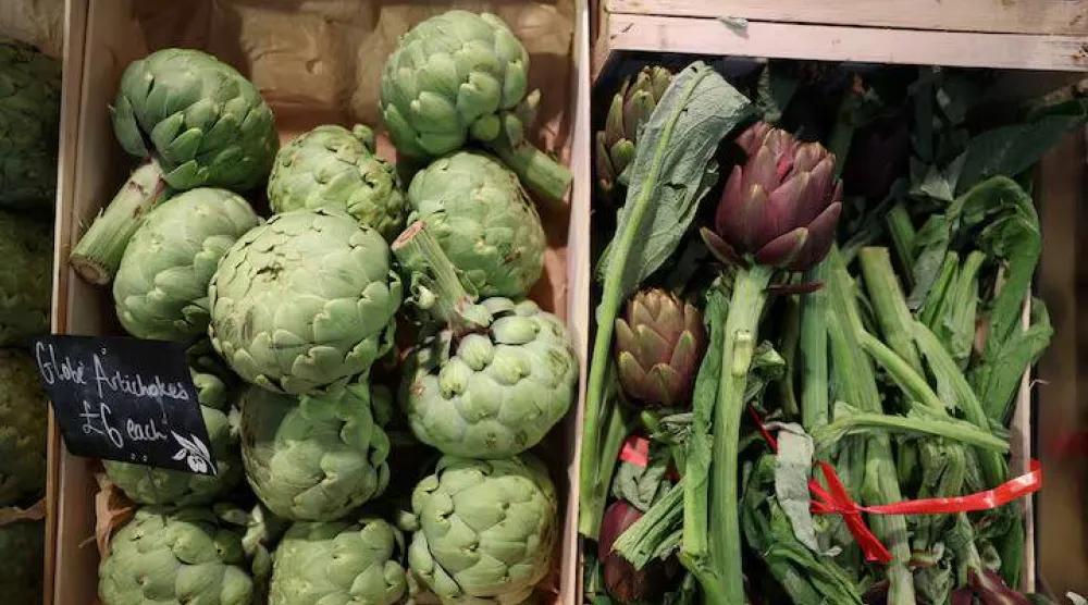 حبات من الخرشوف بأحد المتاجر في لندن (أرشيفية - رويترز)