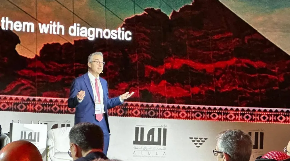 Prof. Dr. Pol Antras, El-Ula Konferansı’ndaki panel tartışmalarından birinde dinleyicilere hitap ediyor. (Şarku’l Avsat)