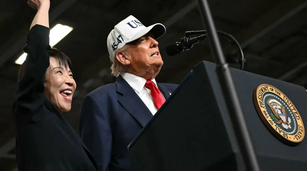 ترمب يلقي خطاباً أمام البحرية الأميركية برفقة رئيسة وزراء اليابان تاكايتشي في يوكوسوكا يوم 28 أكتوبر 2025 (أ.ف.ب)