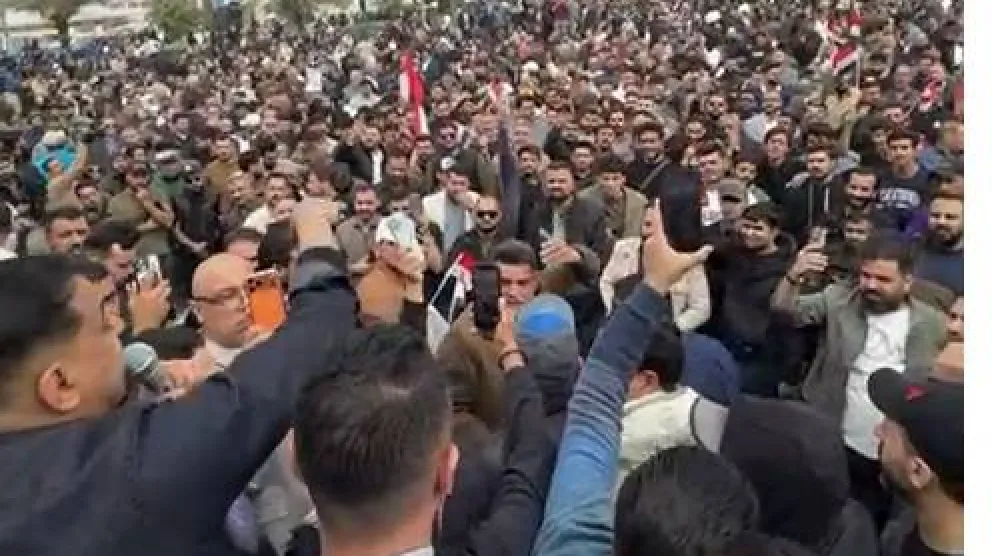 لقطة من فيديو للتجار المتظاهرين في بغداد احتجاجاً على الرسوم الجمركية الجديدة (الشرق الأوسط)