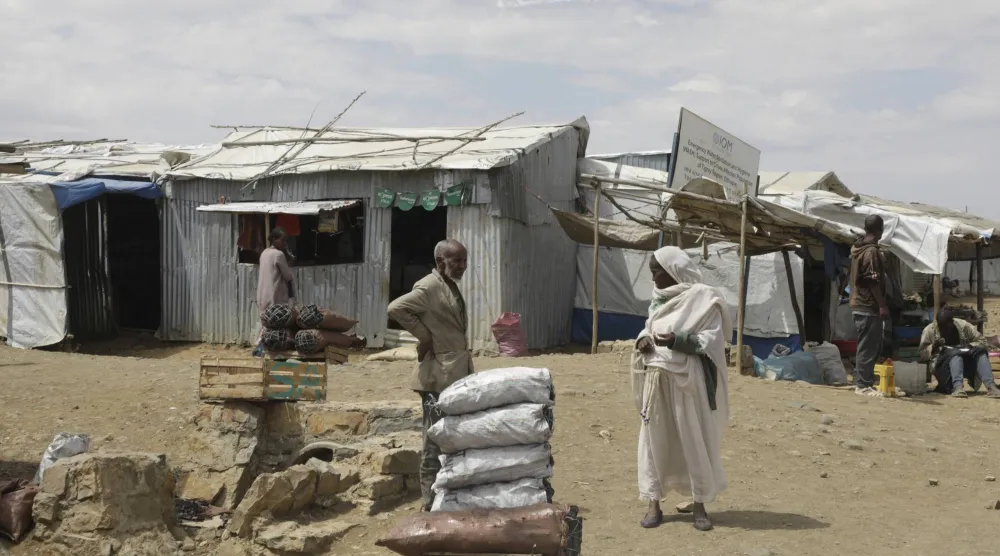 نازحون داخل مخيّم خارج ميكيلي عاصمة تيغراي... 12 فبراير الماضي (أ.ب)