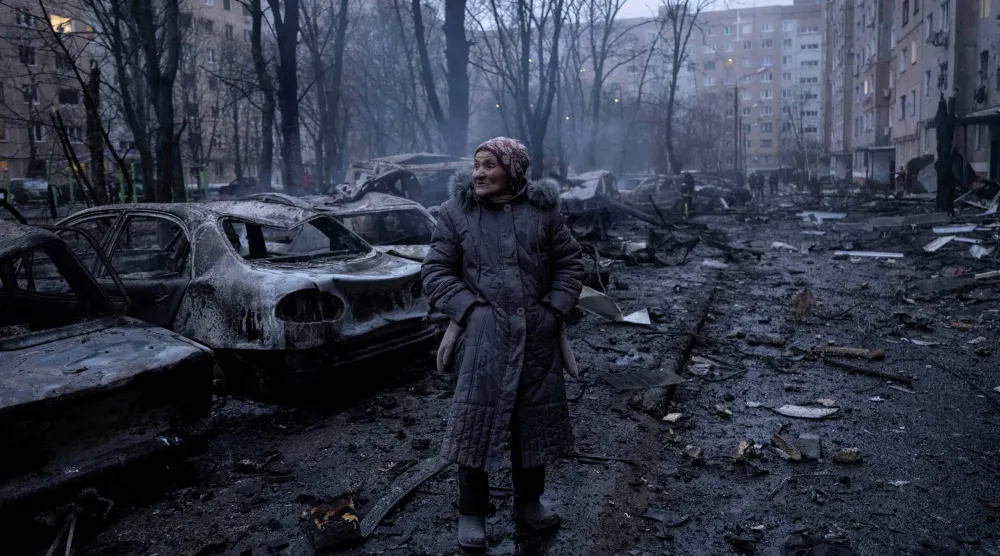 أوكرانية تمشي وسط الدمار في كراماتورسك بدونيتسك يوم 8 فبراير (رويترز)