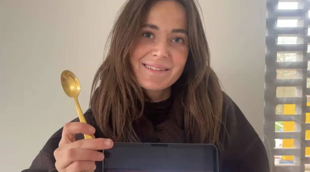 ريمي أميلينكس تحتفظ بالملعقة التي ابتلعتها (فيسبوك)