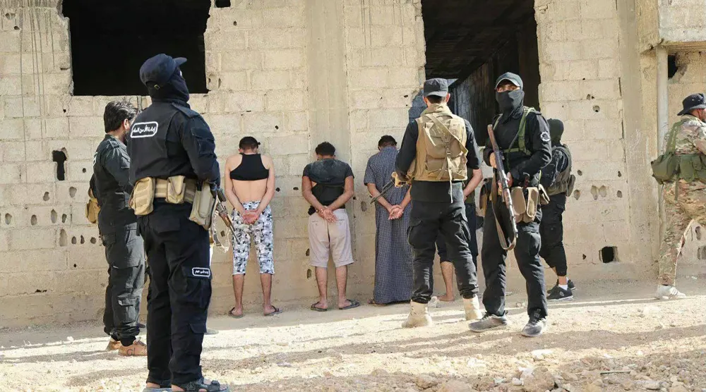 عناصر أمن سوريون خلال حملة اعتقالات 23 يونيو بعد تفجير كنيسة مار إلياس في اليوم السابق بدمشق (أ.ف.ب)