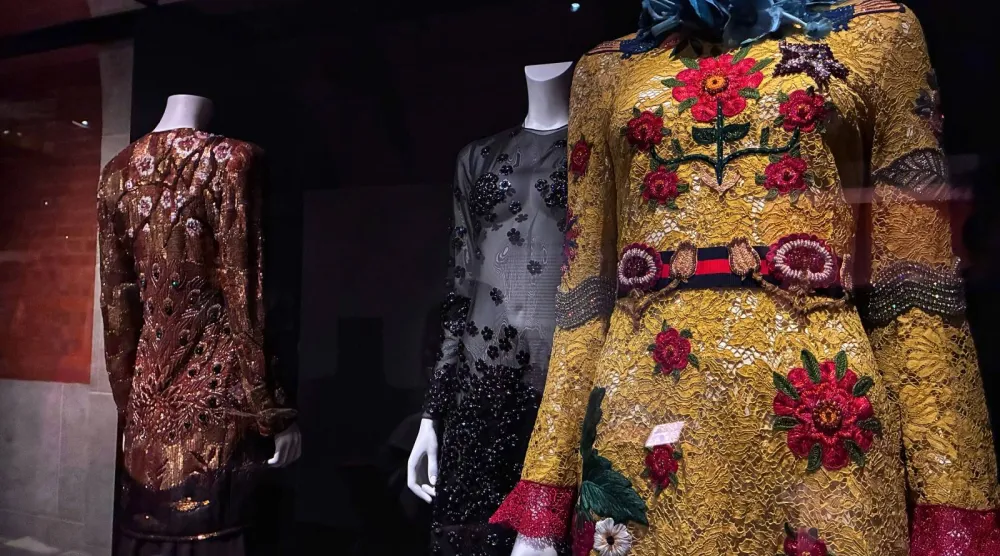 ساعات من شغل الخيط والإبرة تتحوّل لوحات مزهرة على الفساتين (دليل المعرض)