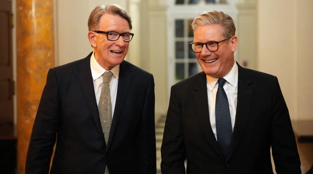 رئيس الوزراء البريطاني كير ستارمر يتحدث مع السفير البريطاني لدى أميركا بيتر ماندلسون خلال حفل استقبال بمقر إقامة السفير في 26 فبراير 2025 (رويترز)