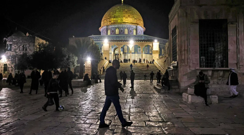 مصلون متجمعون في ساحة مسجد قبة الصخرة بمجمع الأقصى بمدينة القدس القديمة مساء الجمعة 6 فبراير 2026 (أ.ف.ب)