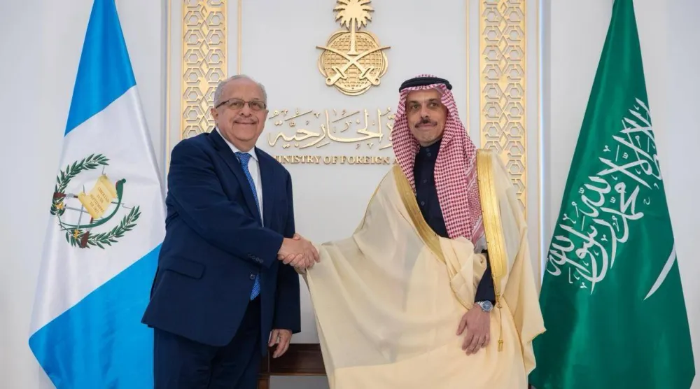وزير الخارجية السعودي الأمير فيصل بن فرحان مرحباً بوزير خارجية غواتيمالا كارلوس راميرو مارتينيز في الرياض (واس)