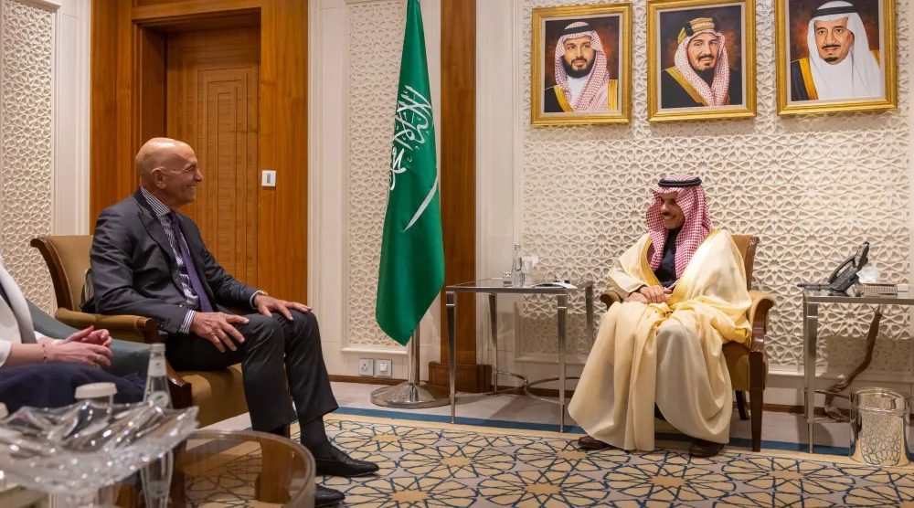 الأمير فيصل بن فرحان وزير الخارجية السعودي خلال استقباله توم برَّاك المبعوث الأميركي إلى سوريا في الرياض (واس)