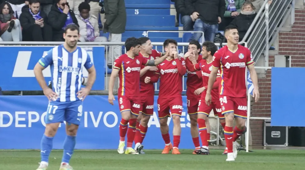 فرحة لاعبي خيتافي بالفوز على ألافيس (إ.ب.أ)