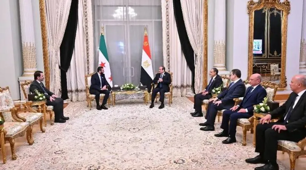 الرئيس المصري عبد الفتاح السيسي يستقبل الرئيس السوري أحمد الشرع خلال القمة العربية الطارئة بالعاصمة الإدارية الجديدة في مصر يوم 4 مارس 2025 (أ.ب)