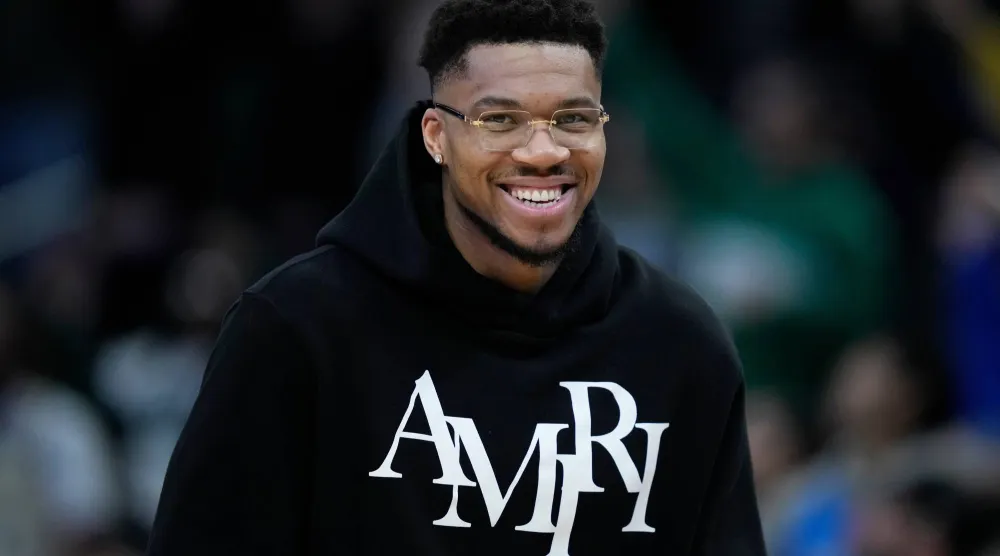 نجم الدوري الأميركي لكرة السلة يانيس أنتيتوكونمبو (أ.ب)