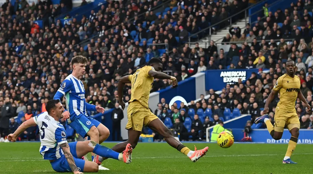 إسماعيلا سار لحظة تسجيله هدف كريستال بالاس الوحيد (أ.ف.ب)