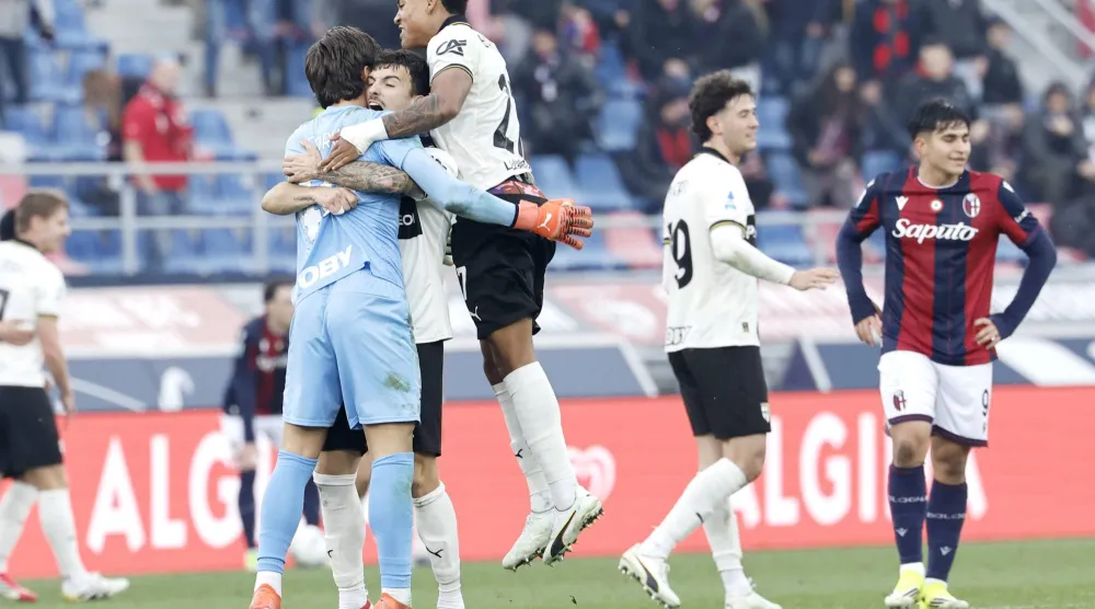 فرحة لاعبي بارما بهدف الفوز في مرمى بولونيا (إ.ب.أ)