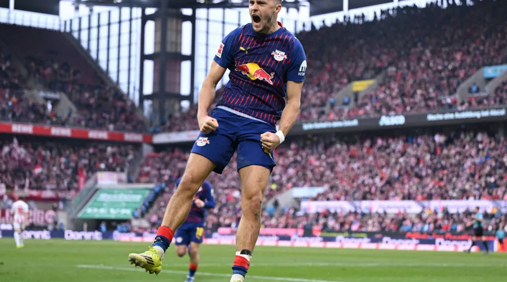 كريستيوف باومغارتنر يحتفل بهدفه الأول في مرمى كولن (رويترز)