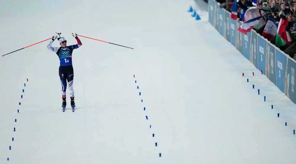 جوليا سيمون قادت فرنسا للفوز بذهبية التتابع المختلط (أ.ب)