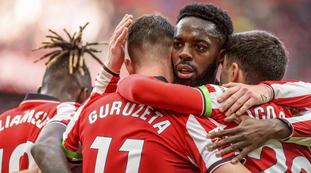 احتفالية لاعبي بلباو بالفوز الثمين على ليفانتي (إ.ب.أ) 