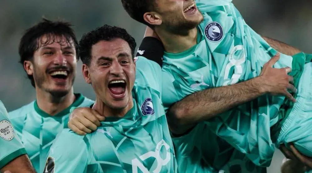 لاعبو بيراميدز يحتفلون بهدف الأردني عودة الفاخوري (نادي بيراميدز)