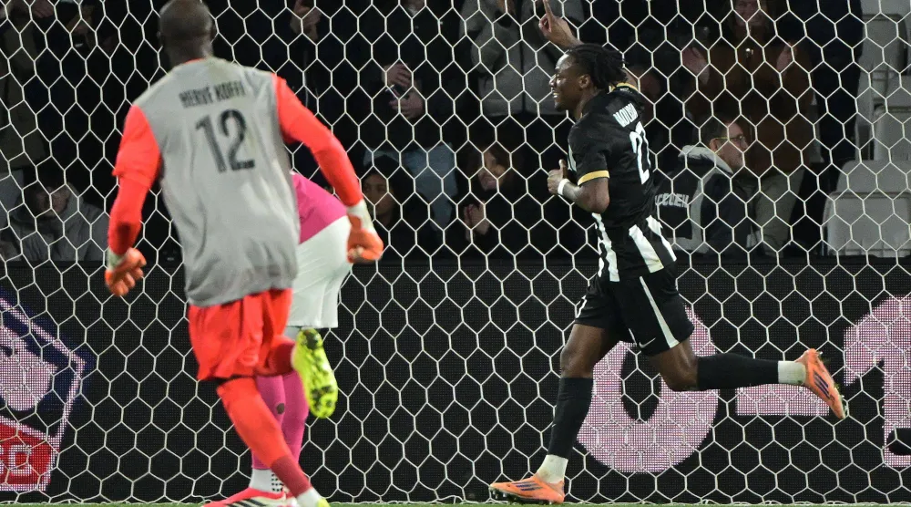 ليليان راوليسوا يحتفل بهدف الفوز لأنجيه (أ.ف.ب)