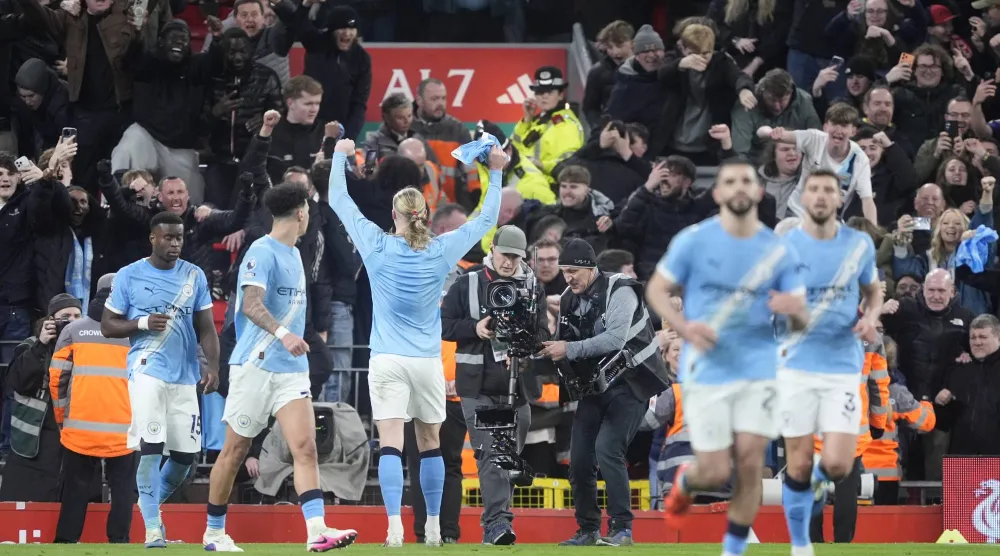 لاعبو سيتي يحيون جماهيرهم الزائرة بعد الفوز على ليفربول (د.ب.أ)
