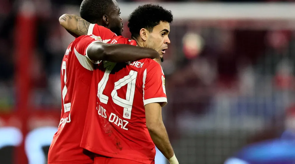 لويس دياز «يمين» يحتفل بثلاثيته في مرمى هوفنهايم (إ.ب.أ) 