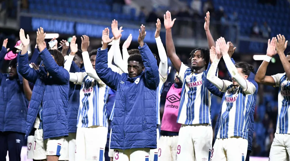 لاعبو لوهافر يحيون جماهيرهم بعد الفوز على ستراسبورغ (أ.ف.ب)