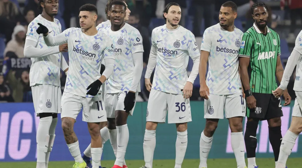 فرحة لاعبي إنتر بالفوز على ساسولو (إ.ب.أ)