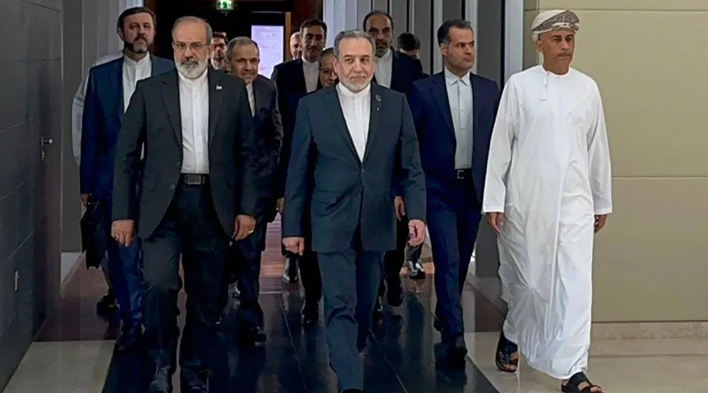 وزير الخارجية الإيراني عباس عراقجي يصل إلى مقر المحادثات في مسقط (الخارجية الإيرانية - أ.ف.ب) 