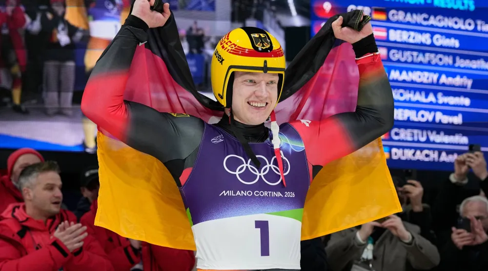 ماكس لانغنهان يحتفل بأول ميدالية ذهبية لألمانيا (أ.ب) 