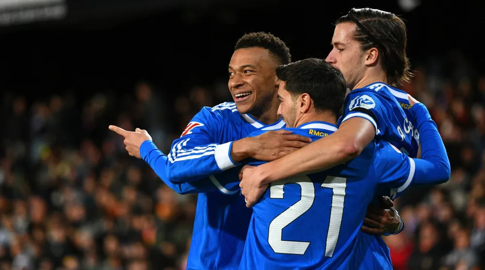 اجحتفالية لاعبي ريال مدريد بهدف مبابي في فالنسيا (أ.ب)